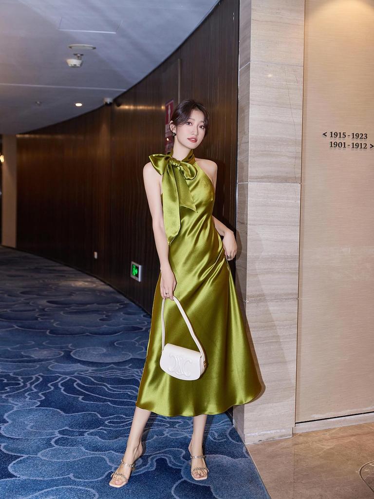 Elegantes französisches Acetatsilber-Neckholder-Abendkleid: High-End Society-Schmal geschnittenes Kleid