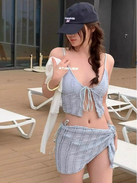 TAKU Korean Style Girlish Slim-Fit Swimsuit Set: Three-Piece Cover-Up with Split Design for Small Busts, Perfect for Vacations and Hot Springs.