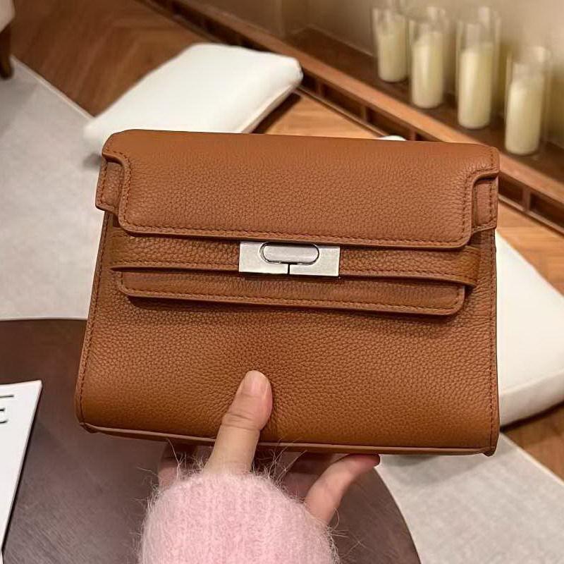2026 new exquisite and trendy women's oblique span small square bag, first-layer cowhide handbag, genuine leather handbag, and lower bag.