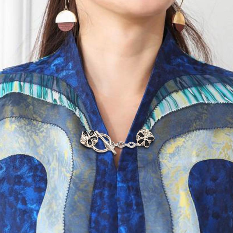 Dámské brože s utahovacím pasem s pevným připojením na límec