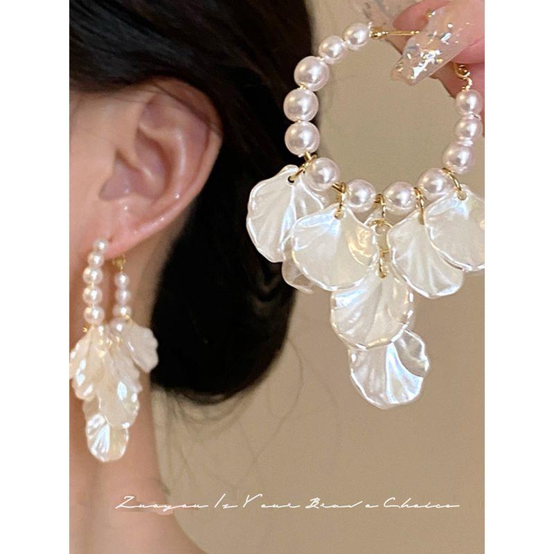 French Vintage Shell Pearl Petal Fringed Earrings Female Accessible Luxury Fancy Long High Profile Ear Studs Earrings
