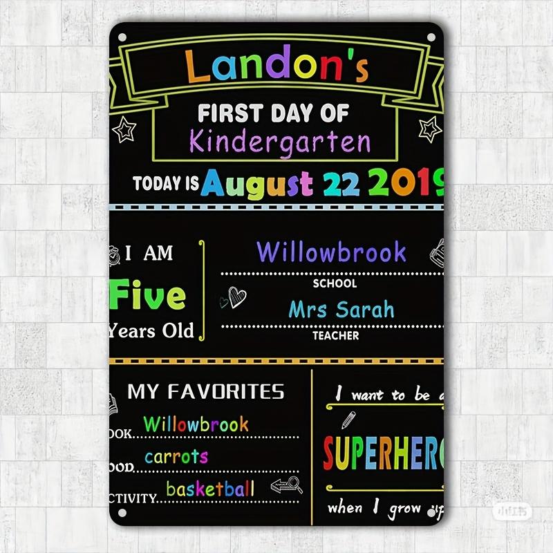 Детский сад Первый день в школе Металлическая жестяная табличка Водонепроницаемая Железная настенная подвеска Детский сад Лэндона с датой, именем, учителем aluminum 20x30cm