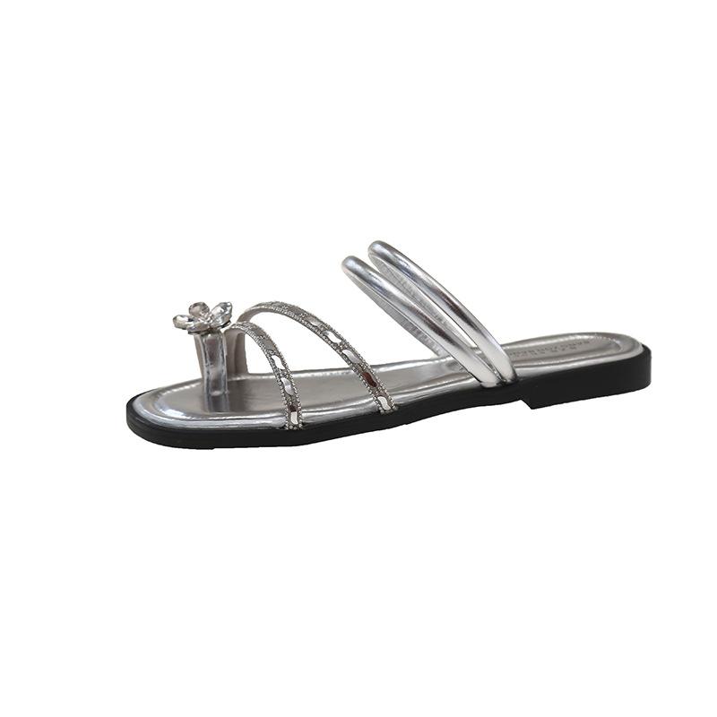 Letnia odzież 2025 nowe małe wysokie sandały rzymskie francuskie klapki na grubym obcasie damskie wszechstronne dżetowe zimne kapcie