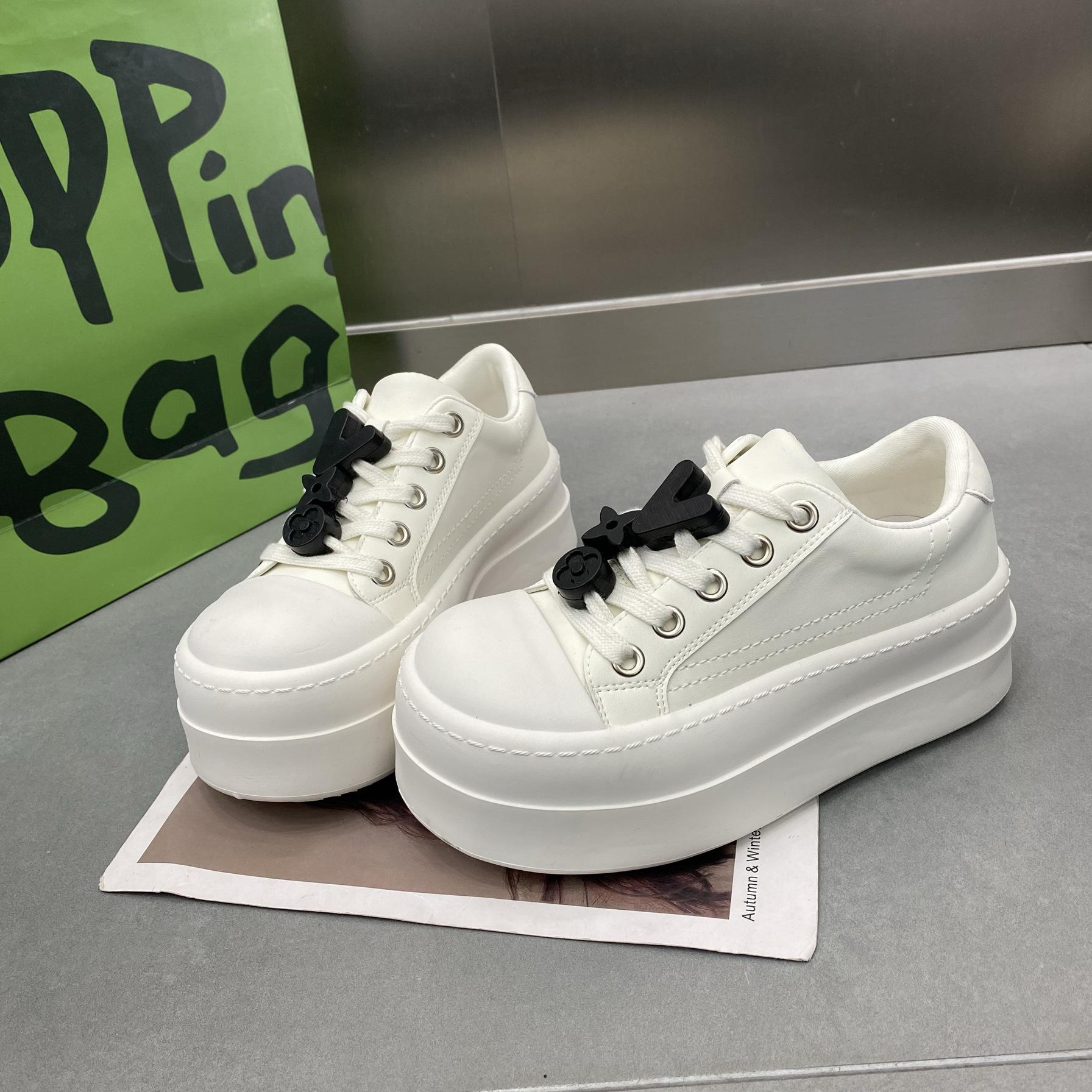 

2025 весна новые толстоподошвенные увеличивающие рост маленькие белые туфли женская мода нишевый дизайн хлебные туфли дышащие повседневные спортивные кеды 40 белый