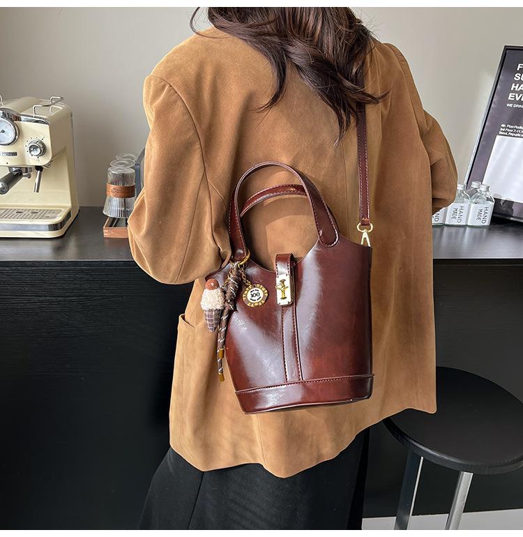 Bags Women's 2025 New Autumn and Winter Models, High-end Retro Large-capacity Commuting To Work, Shoulder Crossbody Bucket Bag