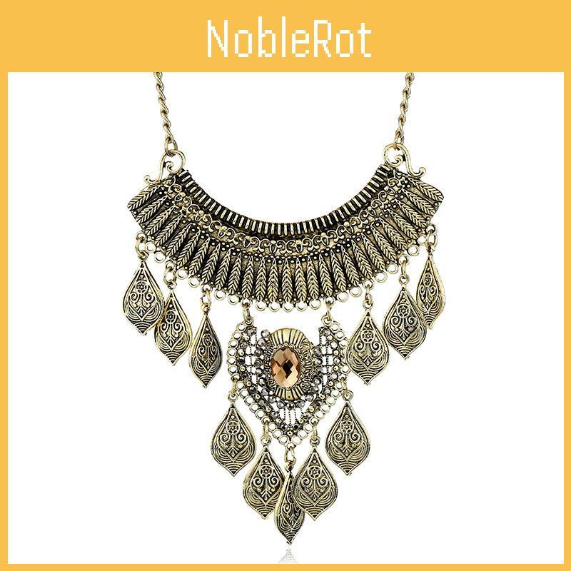 Vintage Leaf Pendant Necklace With Alloy Metal And Dazzling Embellishments For Artsy Women