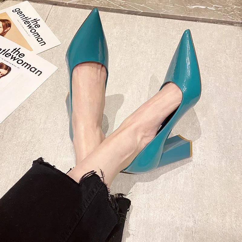 Merke Designer Damesko Lakkskinn Slip-On Kraftige Hæler Høye Hæler Temperament Spiss Tå Grunne Bryllupssko Pumps