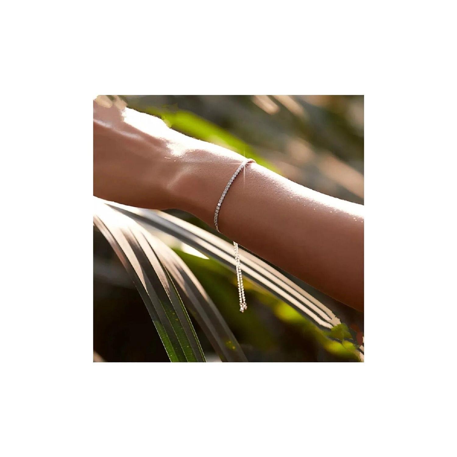 

Женский браслет специальной серии с водным каналом и серебряным камнем