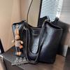 2025 Women's Retro Large Capacity Shoulder Tote: Versatile Commuting & Student Bag