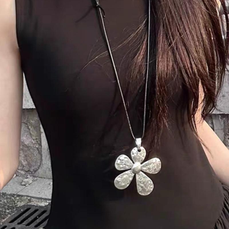 Stylish Blossom Charm Textured Flower Pendant Necklace Elegant Floral Clavicle Chain for Parties Women Accessory
