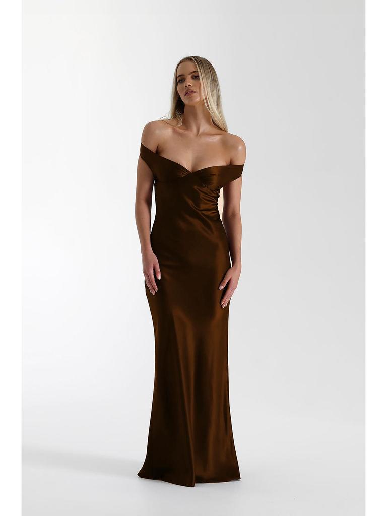 Elegante abito da sera europeo a sirena in raso con spalle scoperte, collezione 2025.