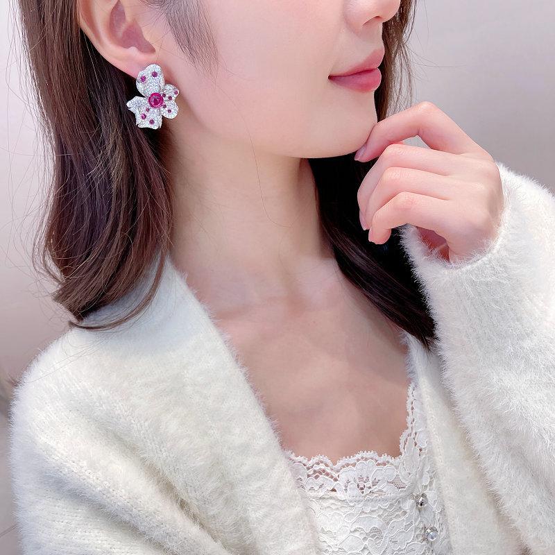 SUYU Women's Light Luxury 3D Flower Earrings 2024 New Tower Buckle Design Flower Earrings Travel Wedding Accessories