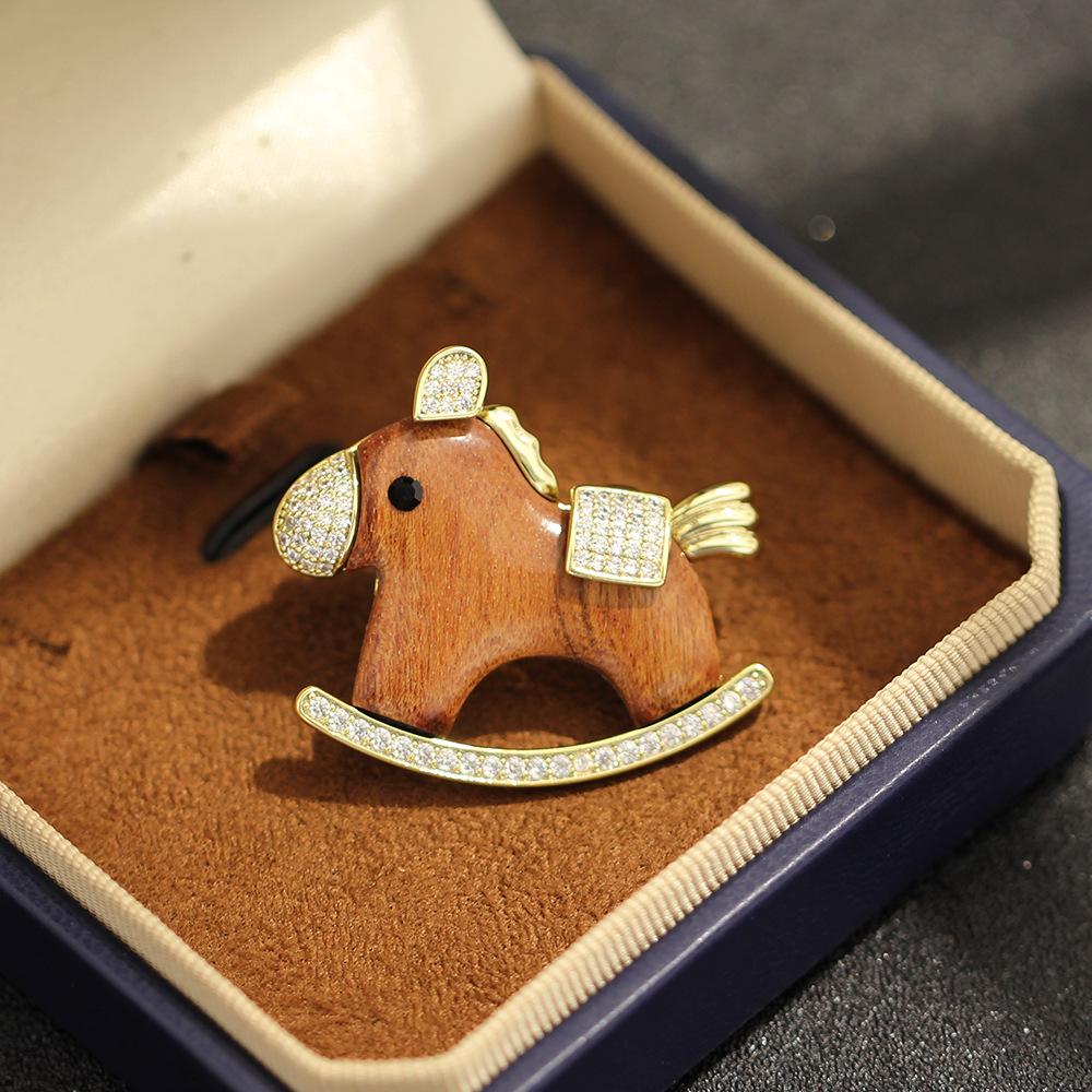 Cute versatile wooden Trojan horse brooch, exquisite diamond-encrusted animal pin, temperament versatile zodiac male and female corsages