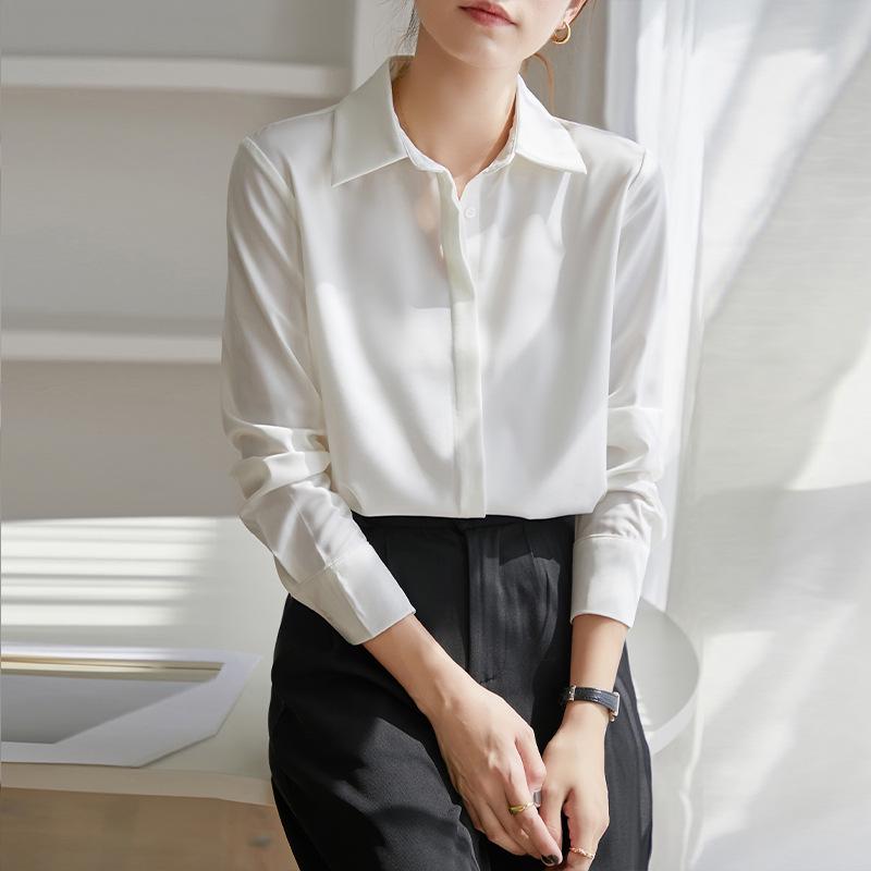 

Весна 2025 Женская белая атласная рубашка с темной планкой - Ретро драпировка M белый