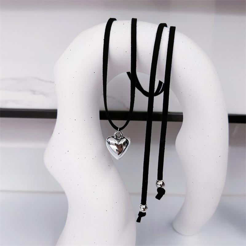 

Spice Girl Personality Maillard Accessories Love Straps Necklace Women s Niche Heart Sweater Chain High Sense Long Neck Chain чорний