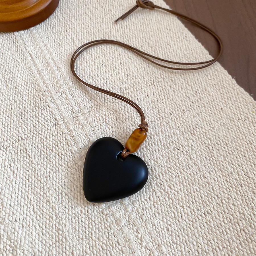 Artistic Retro Resin Heart Necklace: Simple, Fashionable, Versatile Sweater Chain with a High-Class Feel.