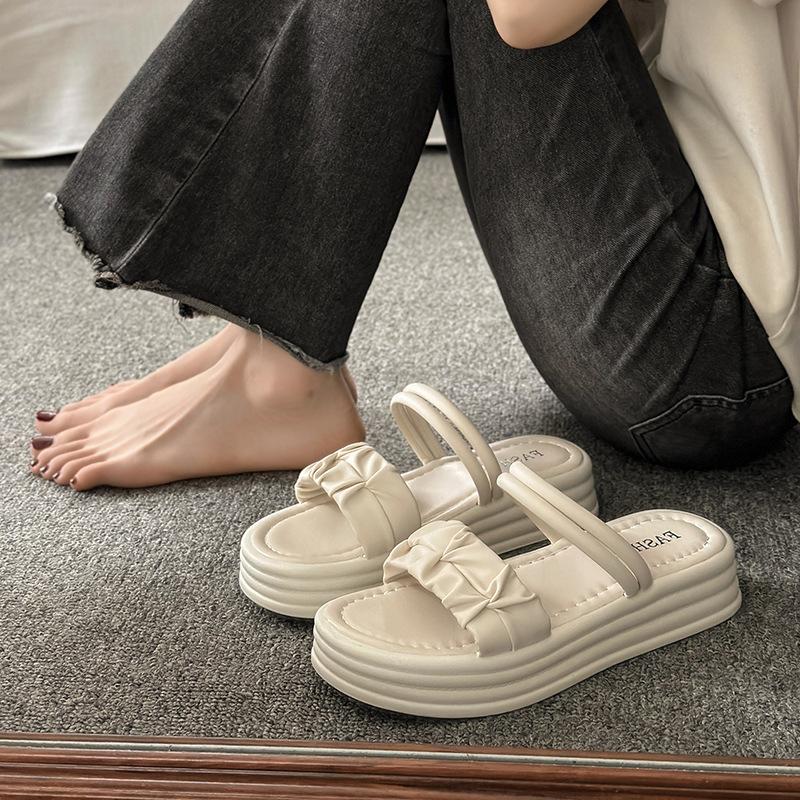 Feenwind zwei Sandalen tragende weibliche 2025 Sommer neue dicksohlige französische Abendwind draußen tragende Sandalen römische Ein-Wort-Hausschuhe