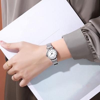 Women Quartz Movement Watch Circular Dial Wrist Watch with Alloy Strap Ladies Retro Analog