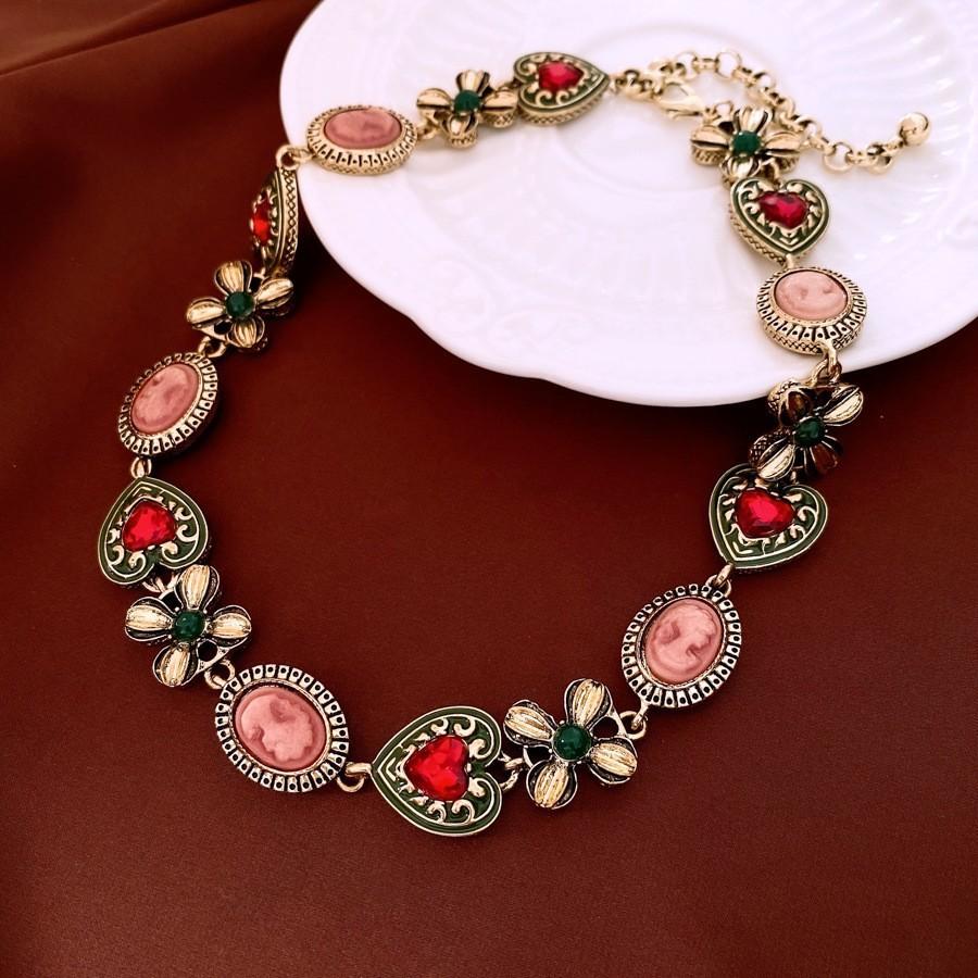 Bracelet rond fleuri européen et américain serti de diamants, boucles d'oreilles, collier, collier et ensemble de bijoux rétro pour femmes.