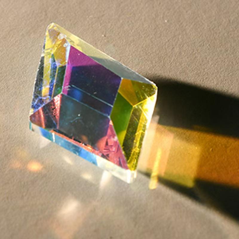 קוביית אור פריזמה צבעונית: תופסן שמש יצירתי, קישוט לשולחן העבודה ומתנת יום הולדת