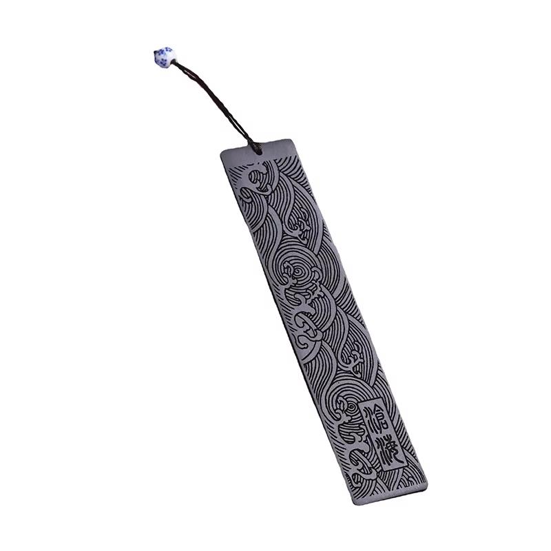 

Rosewood Carved Bookmark Featuring Wushan And Canghai, Symbolizing Love, With A Vintage Wooden Pattern, Perfect For Gifts.
