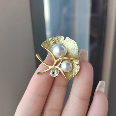 Vintage Golden Color Ginkgo Leaves Brooch Korean Fashion Pearl Metal Charm Brooches For Women Luxury Design Jewelry Gifts