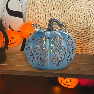 Światło Dyni na Halloween Ręcznie Rzeźbiona Pnącza Wydrążona Lampa Dekoracyjna Żywiczna Oświetlona Dynia z Efektem Migoczącego Światła Świecy LED