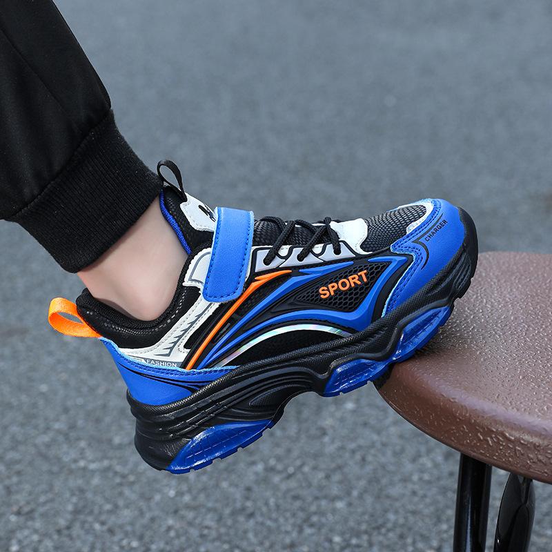 

Обувь для мальчиков 2025 осень и зима новая детская кожаная поверхность для средних и больших детей легкая мягкая подошва мальчики нескользящая спортивная обувь 40