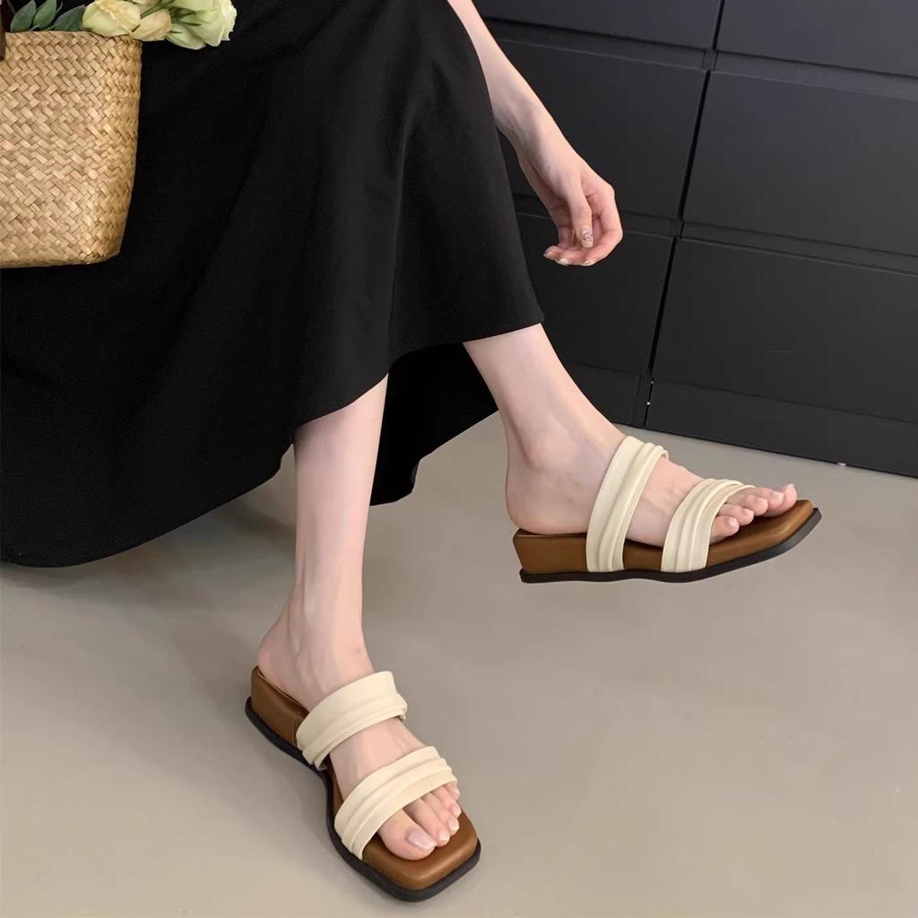 Thick-soled one-word slippers for women to wear in summer, new slope heel sandals, French gentle fairy wind open-toed beautiful sandals