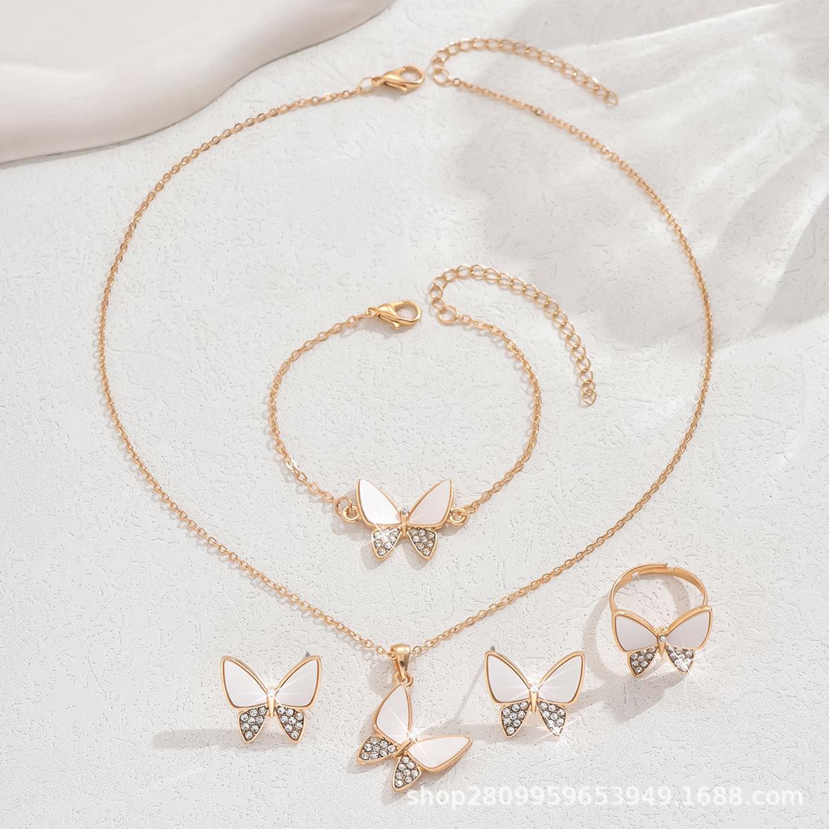 

Простое белое ожерелье-бабочка из ракушек, серьги-пусеты, кольцо-браслет, женский нишевый темпераментный набор ювелирных украшений 1284