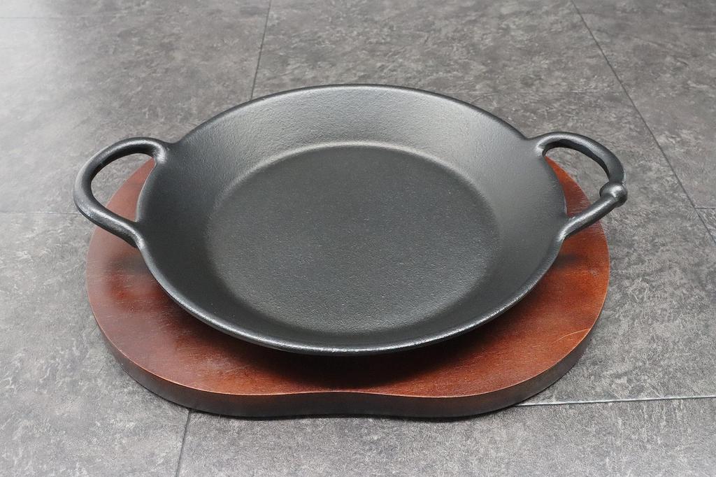 Castle Enterprise Asahi Steak Plate (with Wooden Base), Cast Iron, Gourmet Pan, 24 Count, Commercial Use