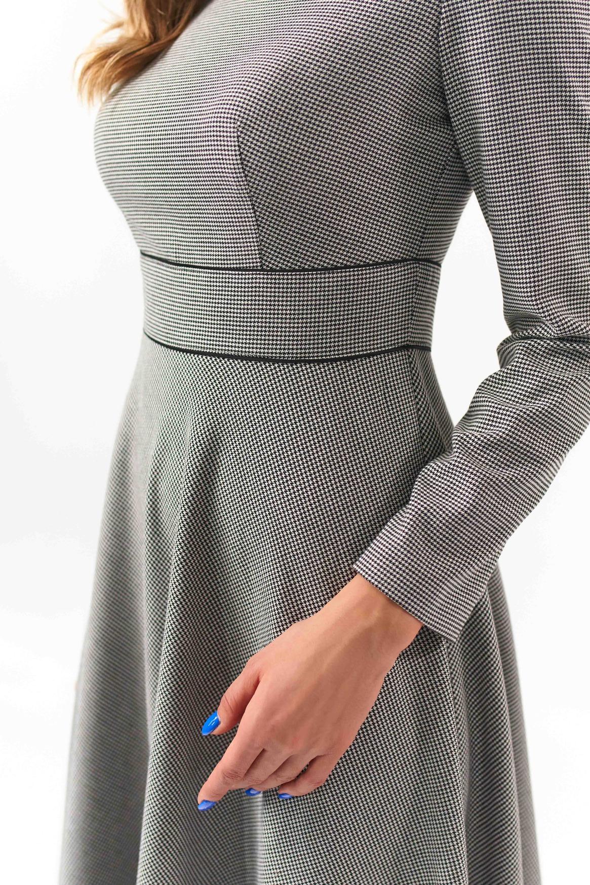 

Сукня-кльош у дрібну клітинку середньої довжини 42 срібну чашу кольору