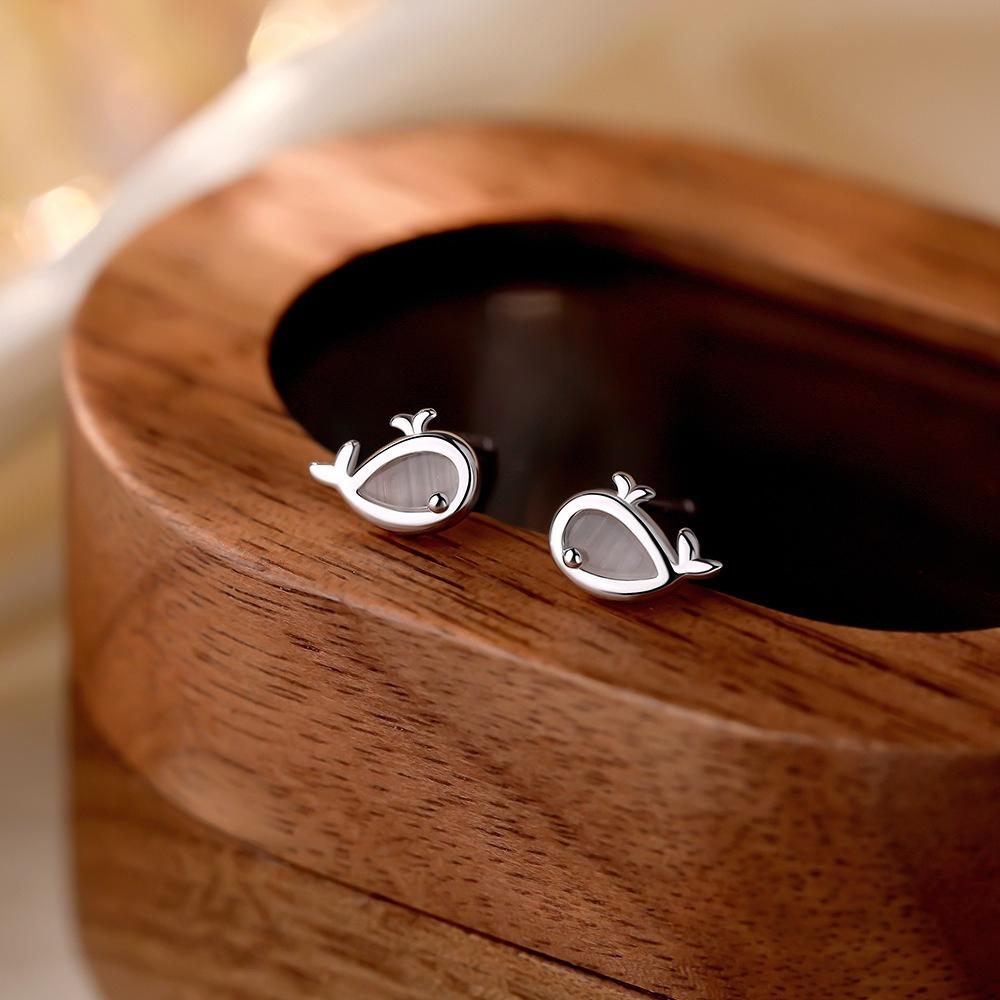 Cute cat's eye dolphin earrings for women, niche, fashionable and exquisite.
