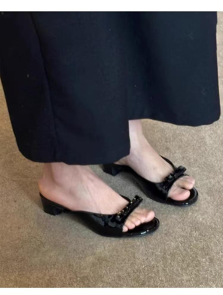 2025 new French patent leather black bow sandals women's versatile simple low-heeled casual open-toed slippers