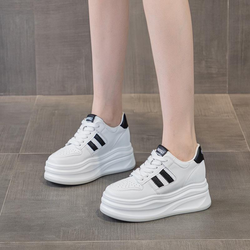 Leder kleine weiße Schuhe Damen Herbst neue vielseitige dicksohlige Innenhöhe erhöhen Freizeitschuhe kleine Sportschuhe Board-Schuhe