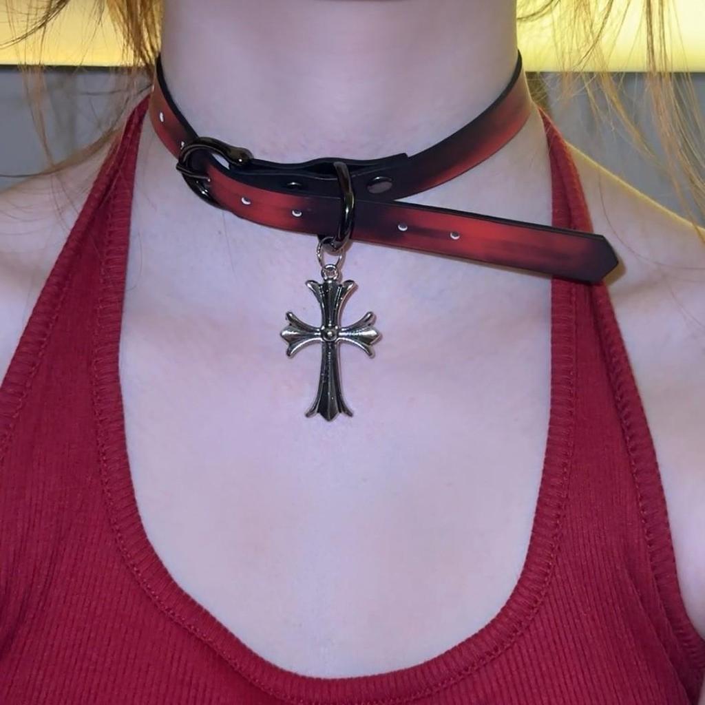 Chique Pittige Meisje Leren Bel Choker Ketting – Uniek Minderheidsontwerp