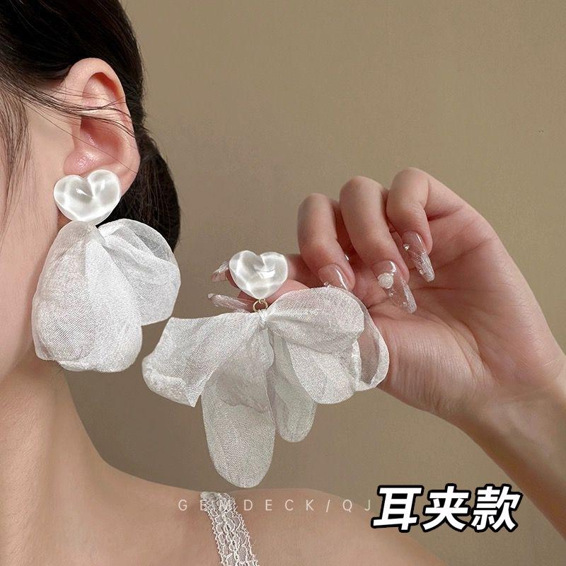 Dopamine flower ear hook women's new holiday style accessories ear clips without ear piercings, high-end seaside cute ear accessories