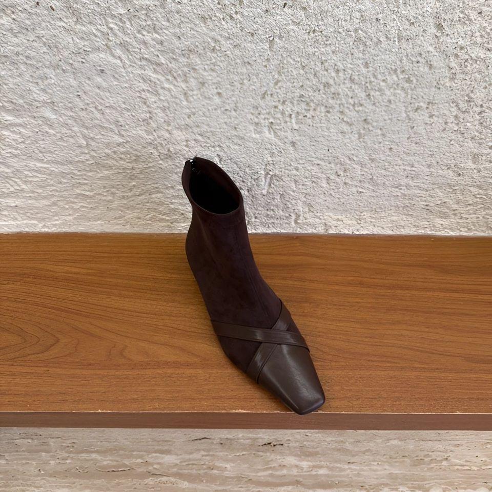 Franska retro mocka enorma snygga korta stövlar dammode utländska lågklackade små ankelstövlar fyrkantiga huvuden elastiska tunna stövlar kvinnor