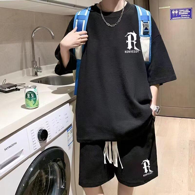 

Мужской повседневный спортивный костюм 2024: Модная футболка с коротким рукавом и шорты до колена, свободный крой в гонконгском стиле, двухпредметный комплект 3XL чёрный