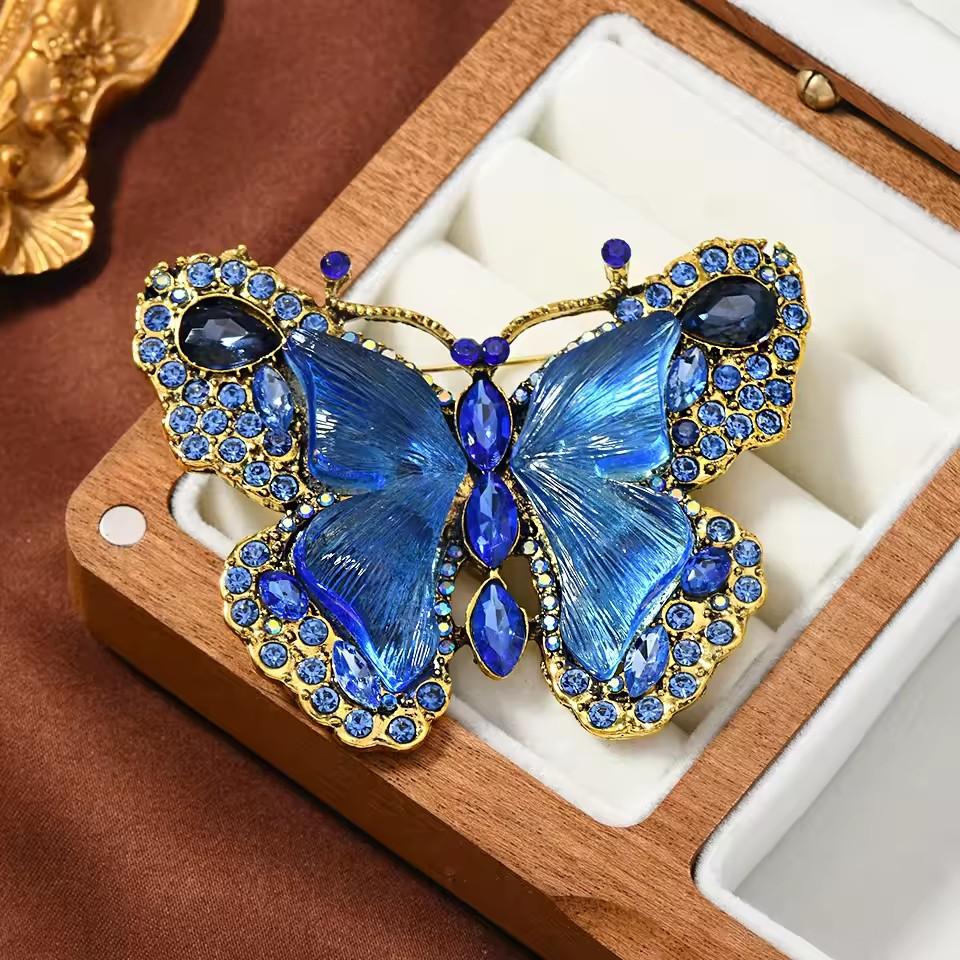 SKEDS Französische Schwere Handwerkskunst Schmetterlingsbrosche Damen Luxus Strass-Insekten-Anstecker Persönlichkeit Eleganter Schmuck Klassischer Schmuck