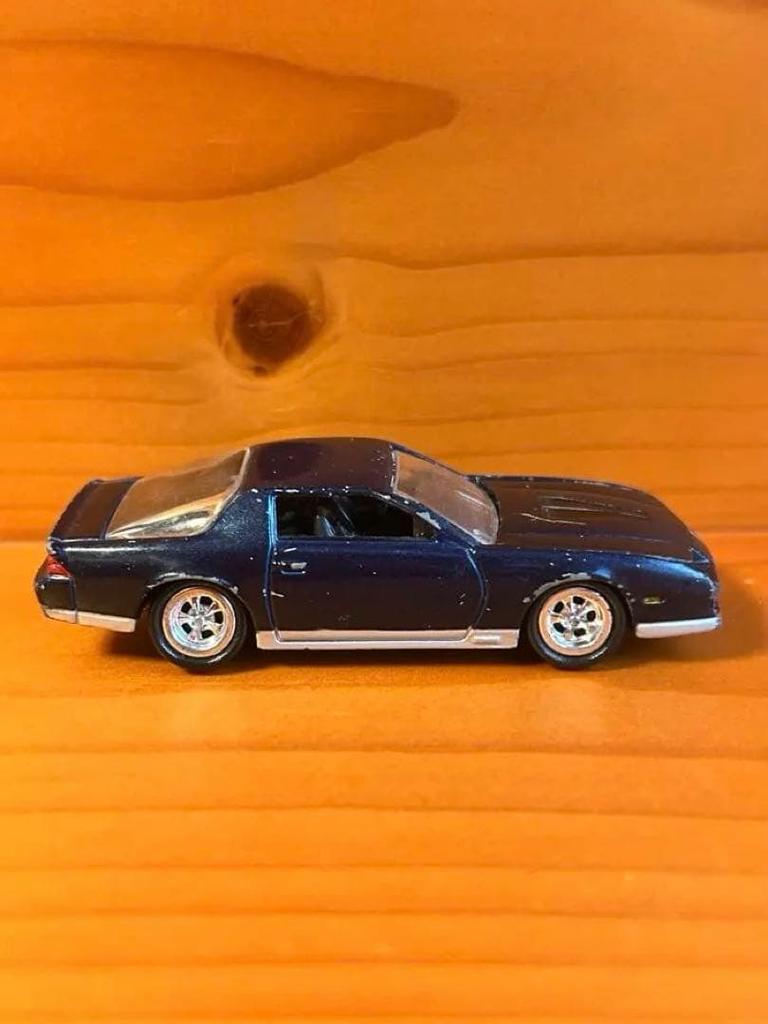 Johnny Lightning 1984 Camaro 1/64