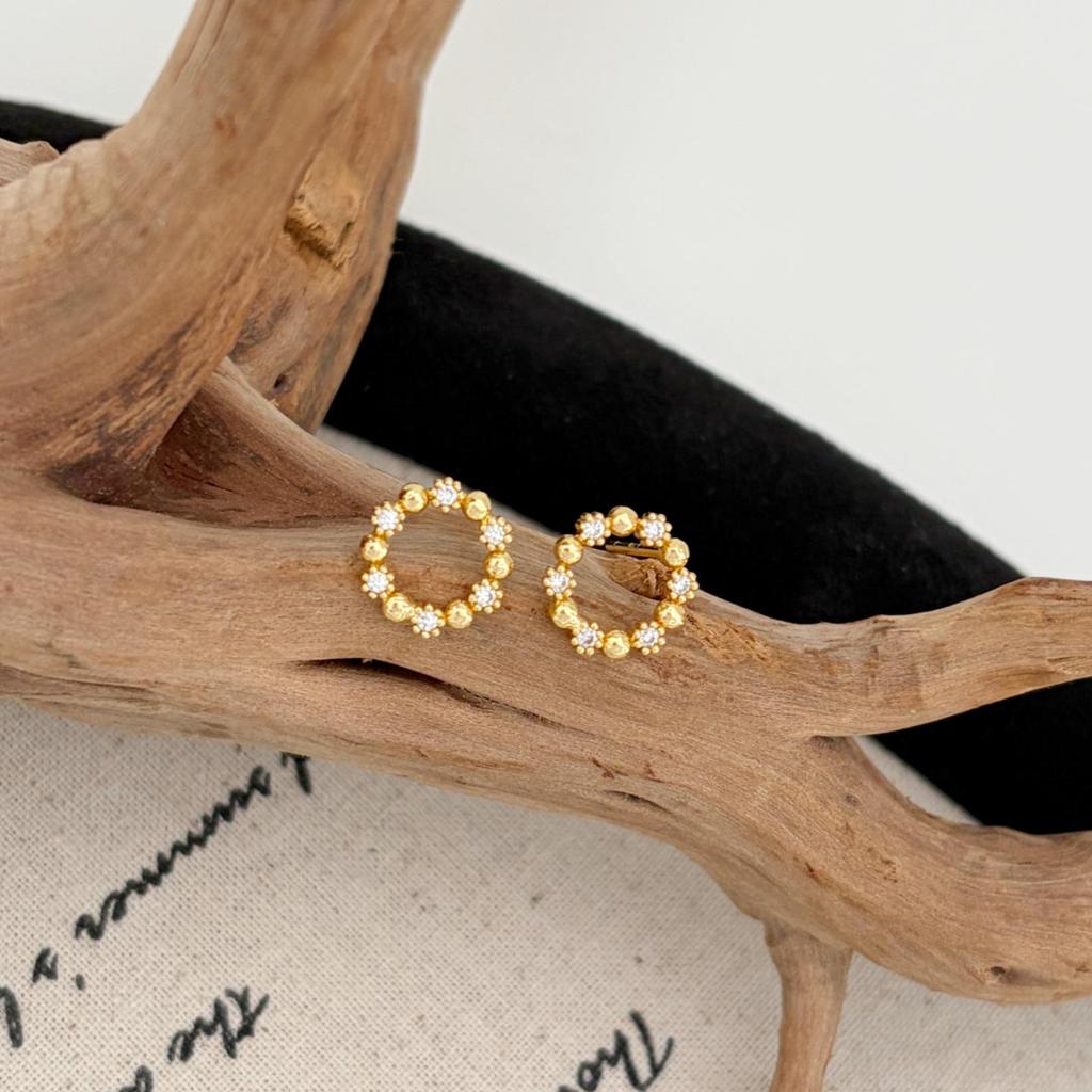 Minimalist Diamond Circle Stud Earrings – S925 Silver Needle, Elegant and Exquisite Design.