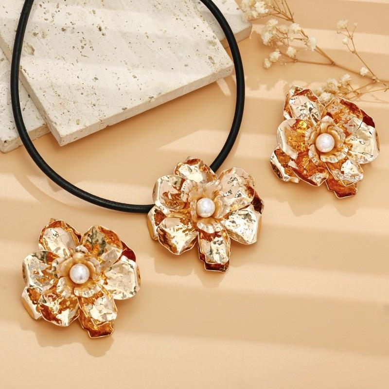 Personalized exaggerated metal three-dimensional pleated large flower necklace earrings retro flower jewelry set