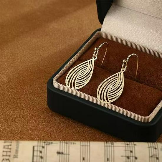 Orecchini a Foglia Metallici Multi-Strato Europei e Americani - Design Creativo a Spirale, Forato