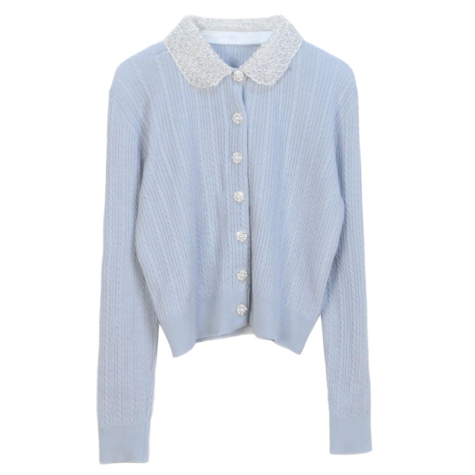 

Весенняя коллекция 2025 г.: Женский кардиган премиум-класса кабельной вязки со съемным воротником, украшенным бисером, и пуговицами в виде бриллиантов S