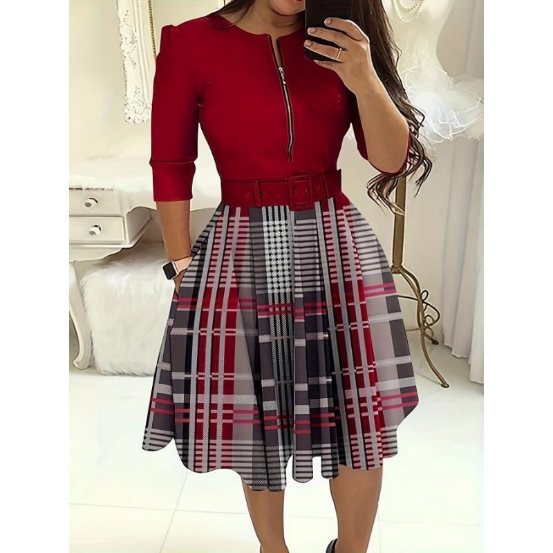 Rochia nouă pentru femei este o rochie la modă și elegantă cu mâneci lungi și cu o curea.