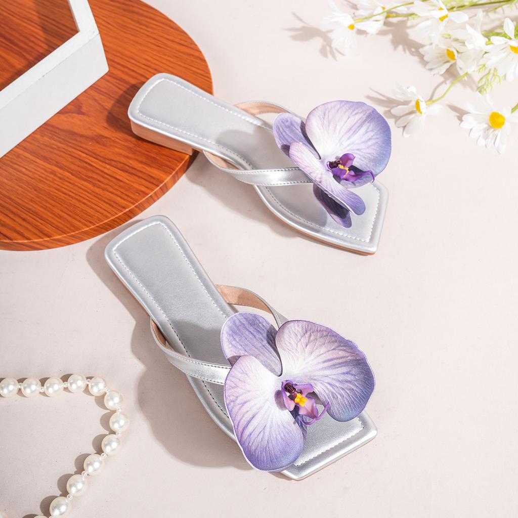 New Luxury Women's Slippers Summer Flower Decoration Trendy Versatile Casual Sandals Flat Bottom Square Head Outdoor Slippers