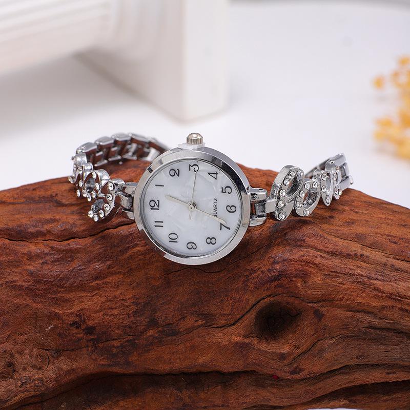 Nové dámské slitinové křemenné náramkové hodinky s náramkem s křídly z plných diamantů