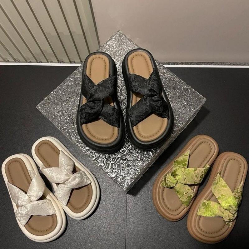 Slippers Female Summer Outside Wear New Thick Soles with Skirts Fashion Seaside Beach Sandals