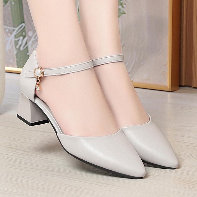 Nuevos zapatos de vestir blancos de primavera y verano, cuero suave, suela blanda, zapatos negros de trabajo, bolso hueco para mujer, hebilla de una palabra, correa, zapatos de cuero para mujer